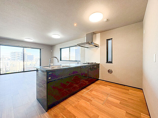 【キッチン】キッチンに立ちながらリビングや外の景色まで視線が抜け、家事をしながらでも家族との繋がりを常に感じられる、開放感に満ちた住まいです。