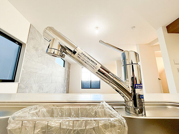 【浄水器】キッチンには浄水器を標準装備。最近は水を飲むという場面以外にも料理で使用したり、野菜を洗う場合もキレイな水で洗いたいという人が増えてきています！赤ちゃんのミルク用としても重宝いただけます。