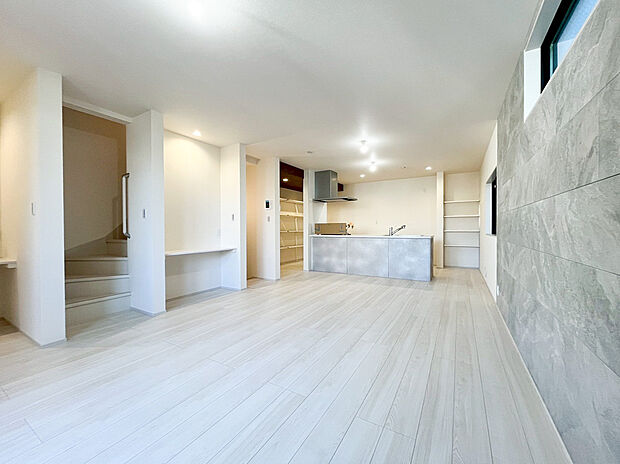 【リビング】リビングの一面には、高級感漂う石目調のアクセントウォールを採用しました。洗練されたモダンな雰囲気を醸し出し、お気に入りの家具がさらに引き立つ、ワンランク上のインテリアを実現できます 。