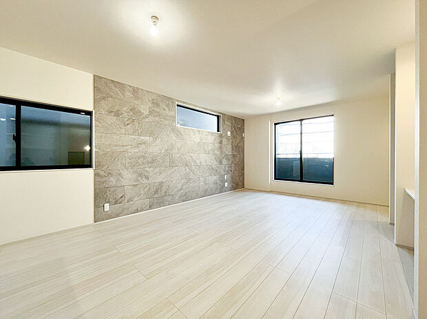 【リビング】柱の少ないスクエアな形状の23帖LDKは家具の配置がしやすく、ライフスタイルに合わせた自由なレイアウトが可能です。大型のソファやダイニングセットを置いても余裕があり理想の住空間を思いのままに作れます。