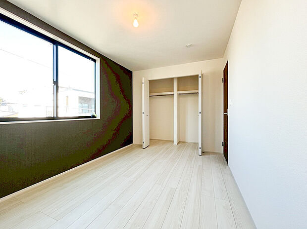 【洋室】シックなアクセントクロスが目を引く、洗練されたデザインの居室です。 備え付けの大容量クローゼットは、ハンガーパイプ付きで衣類を賢く整理でき、お部屋を常にすっきりと保てます。