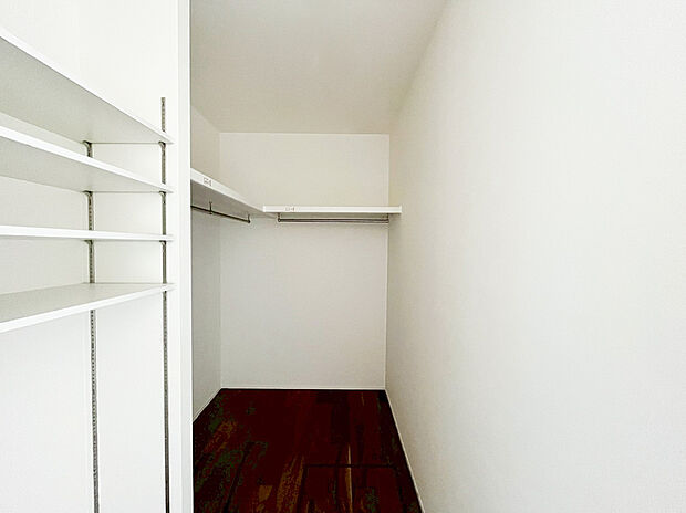 【ウォークインクローゼット】ウォークインクローゼットのある住まいで収納上手な生活を実現！衣類だけでなく、箱物や思い出の品もたっぷり収納できますので、整理整頓おしまい頂けたら居室空間をより広々とお使いいただけます！