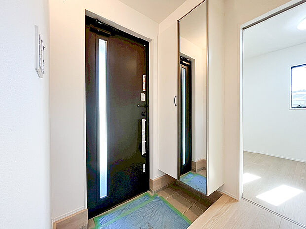 【玄関姿見】出勤前の身支度チェックに欠かせない姿見を玄関に備え付けました。気持ちの良い一日の始まりは笑顔でスタートしたいですよね。自分の顔もチェックして、そんなイキイキとした暮らしが送れる生活が待っています。