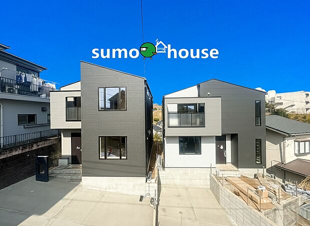 【洗練されたデザイン】並列2台駐車可能なカースペース(車種によります)。セカンドカー用として、自転車置き場や物置場として、お子様の遊ぶスペースとして、ゆとりある敷地だからこそ可能な多用途にご利用いただけるスペースです。