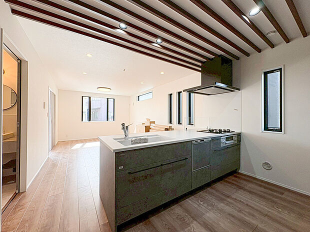 【オープンキッチン】リビングに降り注ぐ明るい日差しがそのままキッチンにも柔らかく降り注ぐ明るい印象のキッチン廻り。リビングとキッチンの間に壁を設けてないフルオープンタイプですので、空間に一体感を感じられます。