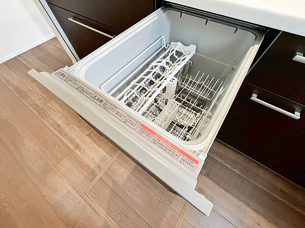 【食洗機】食器洗乾燥機付きで家族の食器もピカピカ。後片付けもラクラクこなせて、環境にもママの手にも優しい設備です。システムキッチン内に納まっているので、お料理の邪魔にもならずスッキリ快適にご利用いただけます。