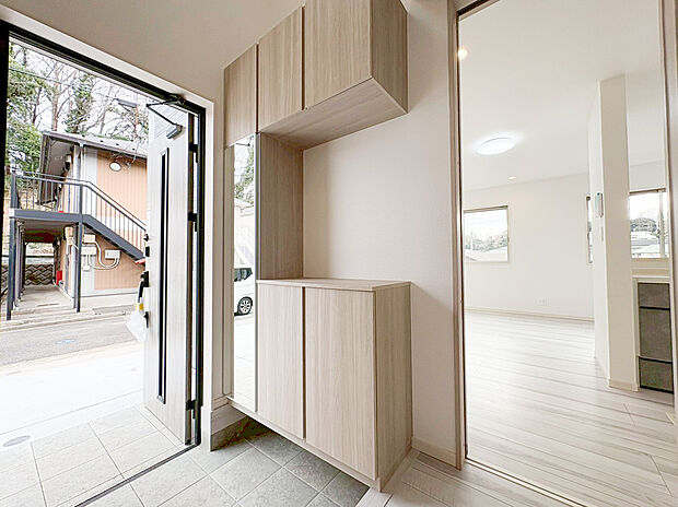 【玄関姿見】出勤前の身支度チェックに欠かせない姿見を玄関に備え付けました。気持ちの良い一日の始まりは笑顔でスタートしたいですよね。自分の顔もチェックして、そんなイキイキとした暮らしが送れる生活が待っています。