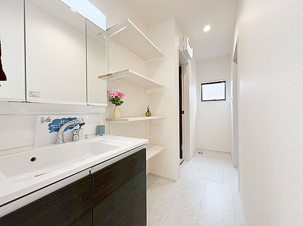 【洗面化粧台】ゆとりの洗面スペースで朝の身支度も快適スムーズに。３面鏡で髪のセットやお化粧もストレスなくこなせ、朝から気分良く通勤通学に向かえそうですね！鏡の裏にはたっぷりと収納スペースを標準装備！