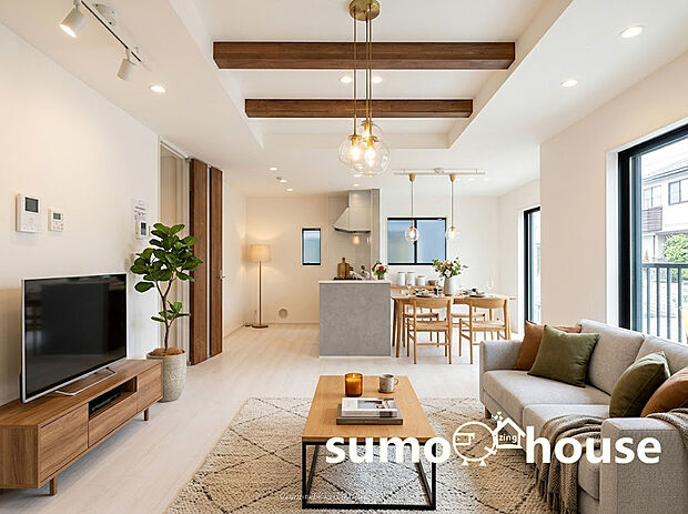 【リビング】家族が集まるリビングはゆとりの18帖を確保 。折り上げ天井に化粧梁を施した開放的なデザインが、日常を格上げします 。明るい陽光が差し込む、写真通りの心地よい空間をぜひ現地で。(家具等はCGです)