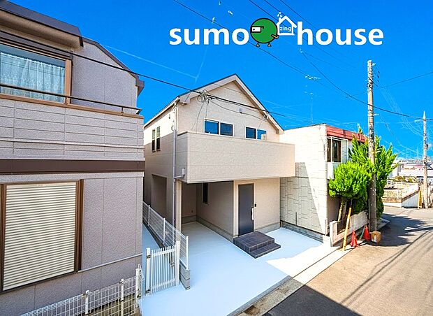 【洗練されたデザイン】第一種低層住居専用地域の良好な住環境が保たれたエリア。低層の一戸建てを中心とした街並みが整然と続き、周辺は高い建物が建っていないので、採光や開放性に恵まれ、空が広く緑の多い閑静な趣を感じる環境です。