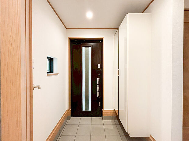 【玄関収納】各部屋にクローゼットを設置していることはもちろん、玄関のシューズクローゼットは天井までの大容量。いつでもスッキリとした玄関でお客様をお迎えできます。