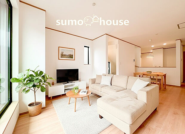 【リビング】一日の中で多くの時間を過ごすことになる住まいだからこそ、いつも穏やかな空間であるように心掛けています。構成する建材などへの配慮が、住まう方の健康を守ります。(家具等はCGです)