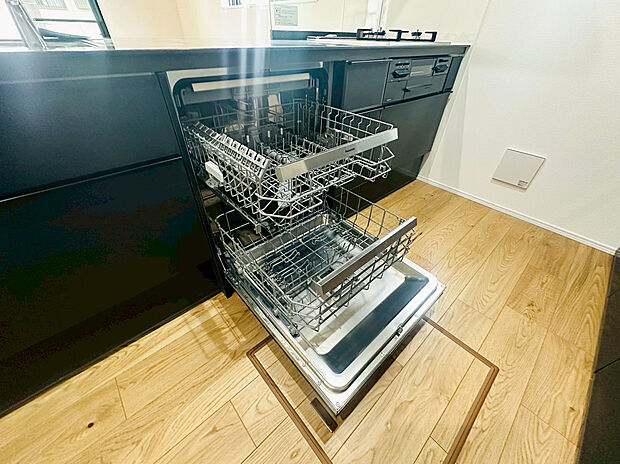 【食洗機】食器洗乾燥機付きで家族の食器もピカピカ。後片付けもラクラクこなせて、環境にもママの手にも優しい設備です。システムキッチン内に納まっているので、お料理の邪魔にもならずスッキリ快適にご利用いただけます。