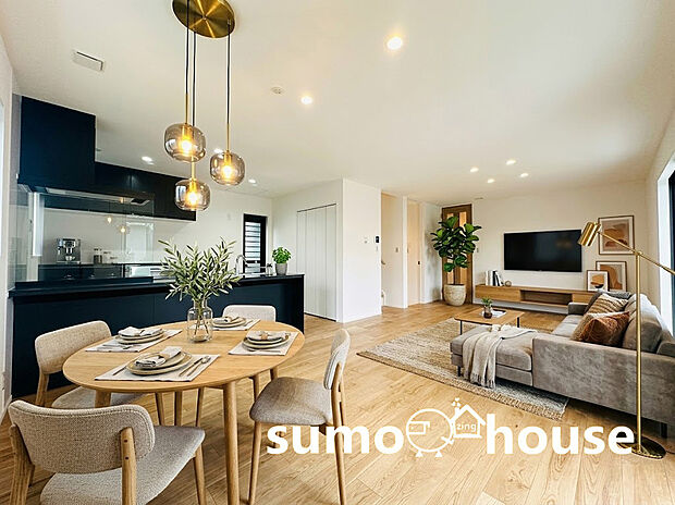 【リビング】収納充実！WIC・SIC・パントリー完備の家。玄関横のシューズインクローゼットや 、主寝室のウォークインクローゼットなど 、家中がスッキリ片付く設計です。(家具等はCGです)