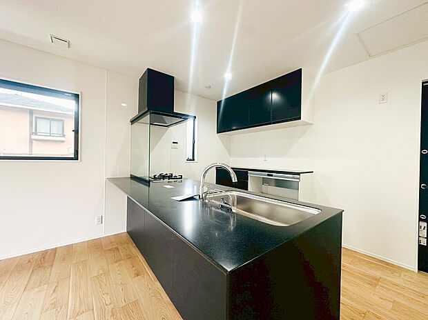 【キッチン】理想を叶える約65坪超の広大なキャンバス。3台並列駐車やタイルテラスなど 、ゆとりが生む豊かさを実感。最新の浄水システムや空気清浄機能を備え、家族の「健康」と「快適」を追求した唯一無二の住まいです。