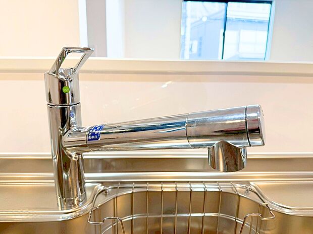 【浄水器】キッチンには浄水器を標準装備。最近は水を飲むという場面以外にも料理で使用したり、野菜を洗う場合もキレイな水で洗いたいという人が増えてきています!赤ちゃんのミルク用としても重宝いただけます。