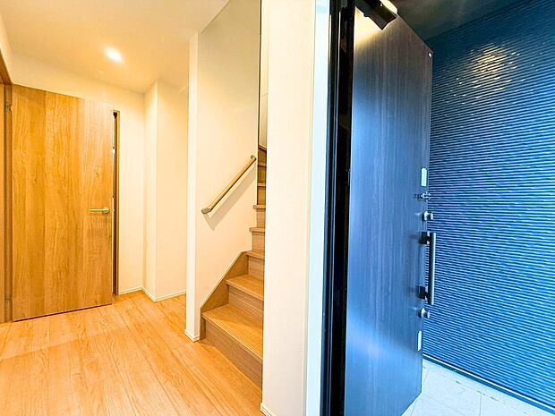 【洗練されたデザイン】玄関ドアには断熱仕様を採用し、外気の影響を抑えて年中快適な温度をキープ。カードキー対応で、荷物が多い時もスムーズに解錠でき、防犯性も高めています。