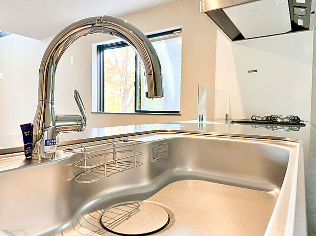 【類似仕様内観施工例(浄水器)】キッチンには浄水器を標準装備。最近は水を飲むという場面以外にも料理で使用したり、野菜を洗う場合もキレイな水で洗いたいという人が増えてきています!赤ちゃんのミルク用としても重宝いただけます。