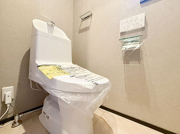 【類似仕様内観施工例(ウォシュレットトイレ)】洗浄機能付き便座を標準装備。冬の寒い時期には暖房機能も活躍。快適にご利用いただけます。