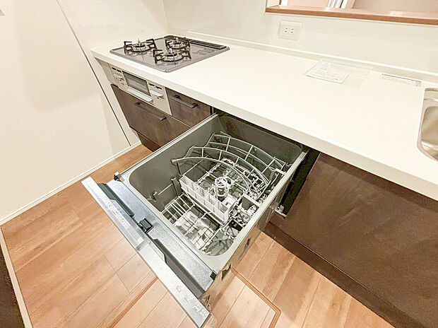 【食洗機】食器洗乾燥機付きで家族の食器もピカピカ。後片付けもラクラクこなせて、環境にもママの手にも優しい設備です。システムキッチン内に納まっているので、お料理の邪魔にもならずスッキリ快適にご利用いただけます。