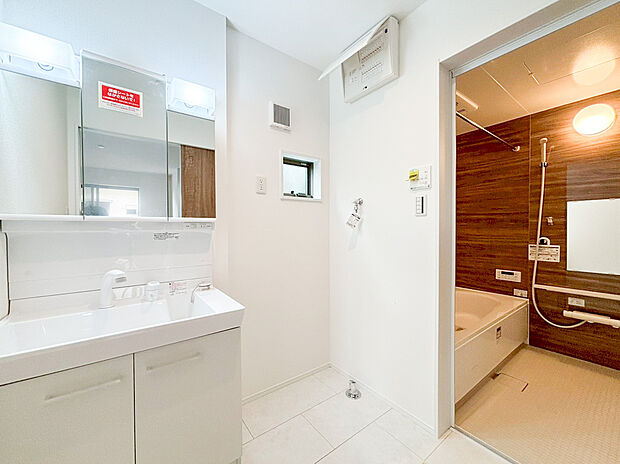 【洗面化粧台】たっぷりの大型収納を設けたシャワー付き洗面台で快適な暮らしを。収納力と機能性に優れたお手入れラクラクのゆったりとした洗面台で、朝の忙しい時間でも身支度準備がスムーズに出来そうですね。