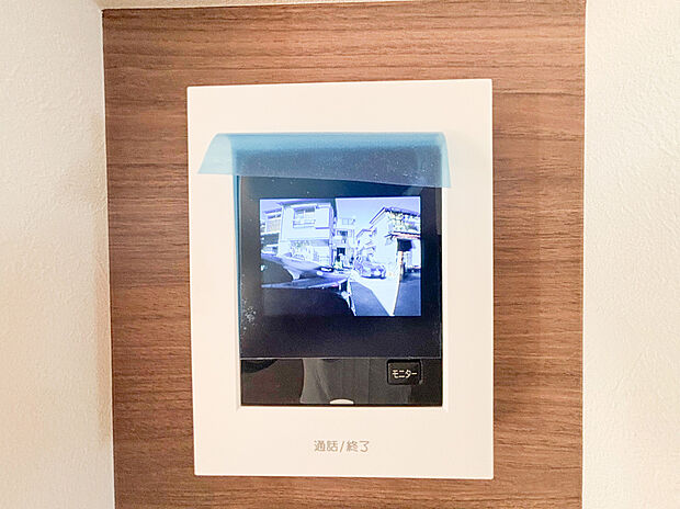 【TVモニター付きインターフォン】ＴＶモニタ付インターホンでセキュリティ面にも配慮。来客を確認できるだけでなく、録画機能で留守中の来訪者の確認ができます！学校から帰ったお子様のお留守番にも安心なセキュリティ設備ですね。