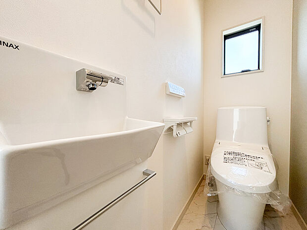 【ウォシュレットトイレ】洗浄機能付き便座を標準装備。冬の寒い時期には暖房機能も活躍。快適にご利用いただけます。