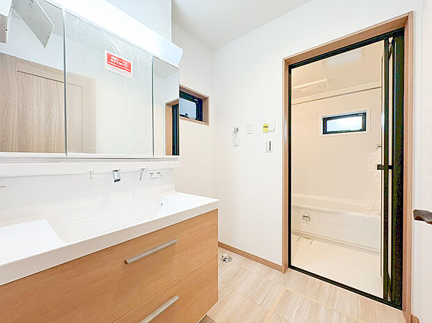 【洗面化粧台&ユニットバス】使い勝手の良い三面鏡付洗面化粧台は、鏡裏に小物をスッキリ収納できる機能的な設計です 。洗面ボウル周りもゆとりがあり、忙しい朝の身支度をスムーズにサポートします 。