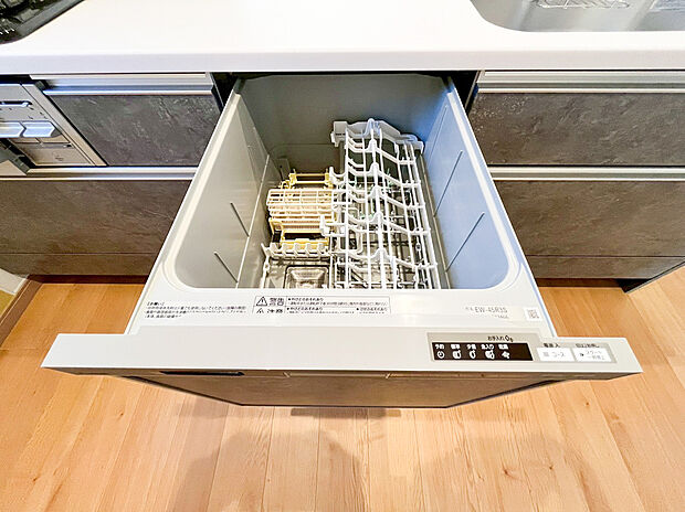 【食洗機】食器洗乾燥機付きで家族の食器もピカピカ。後片付けもラクラクこなせて、環境にもママの手にも優しい設備です。システムキッチン内に納まっているので、お料理の邪魔にもならずスッキリ快適にご利用いただけます。