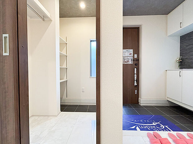 【シューズインクローゼット】家の顔となる玄関には、圧倒的な収納力を誇るシューズクローゼットを完備しました 。ベビーカーやアウトドア用品もそのまま置ける土間続きの設計で、玄関を常に美しく保てます 。