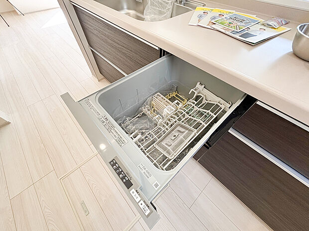 【食洗機】食器洗乾燥機付きで家族の食器もピカピカ。後片付けもラクラクこなせて、環境にもママの手にも優しい設備です。システムキッチン内に納まっているので、お料理の邪魔にもならずスッキリ快適にご利用いただけます。