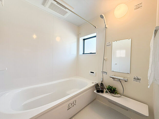 【ユニットバス】白を基調とした明るく清潔感のある浴室は、日々の疲れを癒やすゆとりある空間です。雨の日や夜間の洗濯に便利な浴室乾燥機を完備しており、暮らしを快適にサポートします。