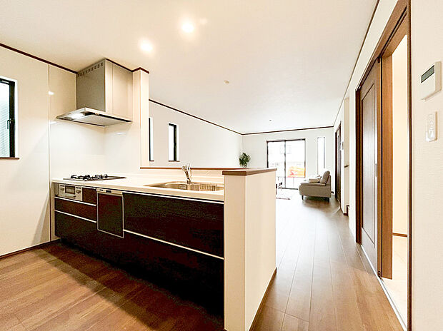 【キッチン】【会話が弾む対面キッチン】 リビングを見渡せるカウンターキッチンを採用。お料理や洗い物をしながらでも、リビングにいるご家族と楽しく会話ができ、テレビを見ながらの家事も可能です。