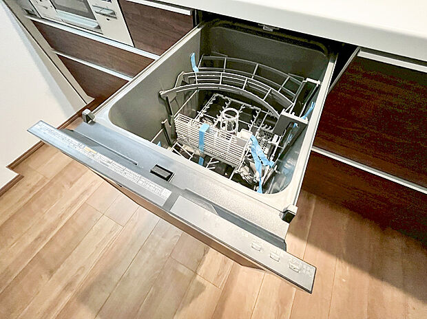 【食洗機】食器洗乾燥機付きで家族の食器もピカピカ。後片付けもラクラクこなせて、環境にもママの手にも優しい設備です。システムキッチン内に納まっているので、お料理の邪魔にもならずスッキリ快適にご利用いただけます。