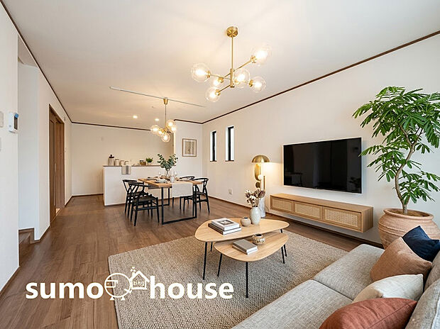 【リビング】【明るい全室フローリング】 お部屋はすべてフローリング仕様でお掃除もラクラク 。完成済みのため、実際のお部屋の広さや日当たり、設備の使い勝手をすぐにご見学いただけます！(家具等はCGです)