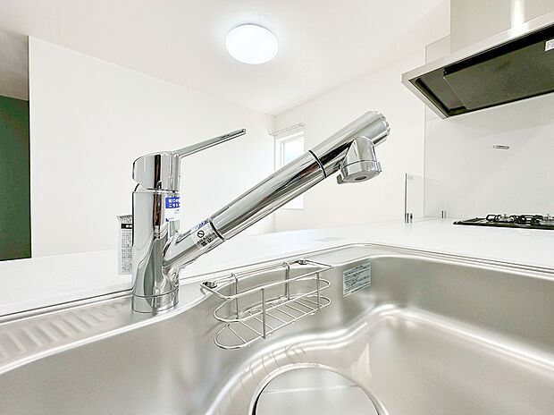 【浄水器】キッチンには、蛇口周りがスッキリと片付く「浄水器内蔵一体型水栓」を採用しました。
手元のスイッチひとつで「浄水」と「原水」をスムーズに切り替えられ、毎日のお料理や飲料水に美味しいお水をたっぷりお使いいただけます。