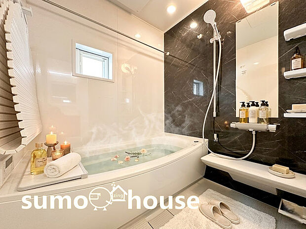 【ユニットバス】ゆったり入れる一坪バス。足を伸ばして入れるサイズは一日の疲れを癒すのに嬉しい広さですね。またお子様と一緒の入浴も充分な広さです。(家具等はCGです)