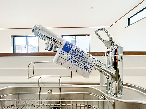 【浄水器】キッチンには浄水器を標準装備。最近は水を飲むという場面以外にも料理で使用したり、野菜を洗う場合もキレイな水で洗いたいという人が増えてきています！赤ちゃんのミルク用としても重宝いただけます。