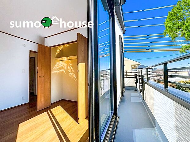 【落ち着いた住環境】陽光がたっぷりと降り注ぐワイドなバルコニーは、日々の洗濯はもちろん、気分転換の場所としても最適です 。大きな窓から居室へ豊かな光を採り込み、室内まで開放的な空間を演出します 。