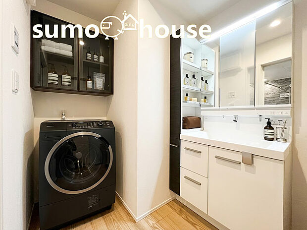 【洗面化粧台】ゆとりの洗面スペースで朝の身支度も快適スムーズに。３面鏡で髪のセットやお化粧もストレスなくこなせ、朝から気分良く通勤通学に向かえそうですね！(家具等はCGです)