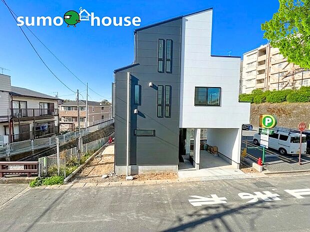 【洗練されたデザイン】【家計に優しい省エネ基準適合住宅】 断熱性や省エネ性能に優れた「省エネ基準適合住宅」です。 夏は涼しく冬は暖かい室内環境を実現し、毎日の光熱費も抑えられます。