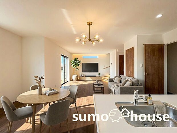 【リビング】大開口の窓から差し込むたっぷりの光が、美しい木目調のフローリングを温かく照らします 。白壁と木肌のコントラストが清潔感と安らぎを演出し、一日中明るく爽やかな気分で過ごせる空間です。(家具等はCGです)