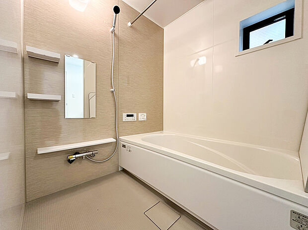 【ユニットバス】ご家族との憩いの場として、一日の疲れを癒す場として、ゆったりと足を伸ばしてくつろげる綺麗で清潔感のある色味の浴室。気持ちの良い光と爽やかな風をたっぷりと取りこめる開閉式の窓も設置しています。