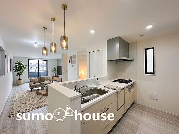 【LDK】ご家族が集まるLDKは、明るいホワイト調の床材を使用しており空間がより広く感じられます。白を基調としたフローリングに、グレーのアクセントクロスがおしゃれな空間。(家具等はCGです)