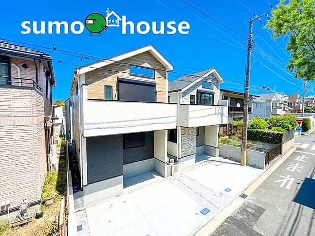 【洗練されたデザイン】前面道路は約4.5mとゆとりがあり、並列2台の駐車が可能です。お車の出し入れもスムーズで、セカンドカーや来客時も安心。建物は30年延長保証や第三者評価BELSを取得しております 。