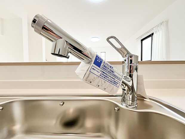 【浄水器】キッチンには浄水器を標準装備。最近は水を飲むという場面以外にも料理で使用したり、野菜を洗う場合もキレイな水で洗いたいという人が増えてきています！赤ちゃんのミルク用としても重宝いただけます。