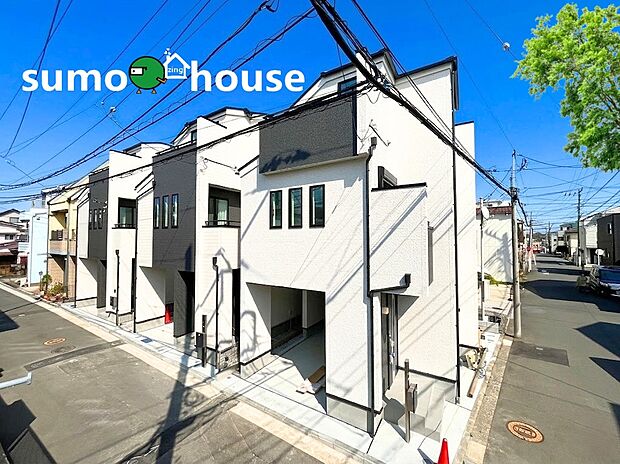 【耐震最高等級取得のデザイナーズ住宅】豊かな緑と青々とした空に囲まれた、落ち着きのある住環境。窓からは四季折々の景色を楽しむことができ、日々の暮らしに癒しを与えてくれます。駐車場も完備されており、お車での移動もスムーズ。