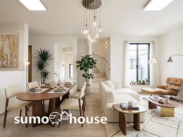 【リビング】白を基調とした内装と温かみのある木目調のフロアが清潔感と心地よさを演出します。小窓がアクセントとなりプライバシーを守りつつ豊かな採光を確保した快適な住まいです。(家具等はCGです)