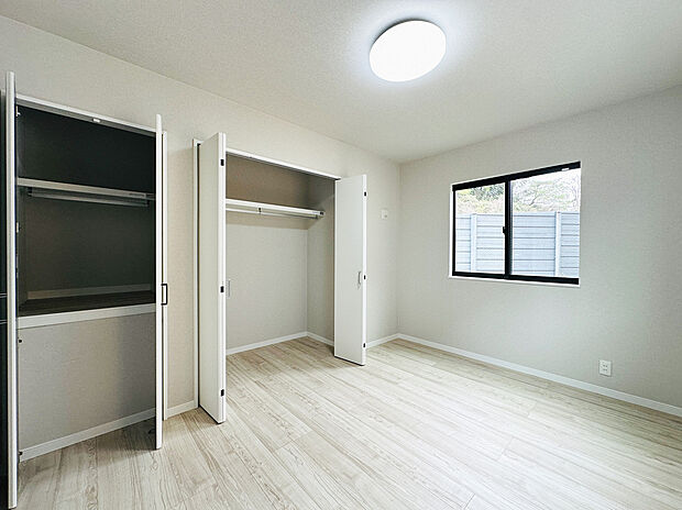 【居室収納】各室に機能的なクローゼットを配置。衣類はもちろん、場所を取る荷物もすっきり収納できるため、居住スペースを最大限に広く活用できます。ハンガーパイプや枕棚も備え付けられており、整理整頓もスムーズ。