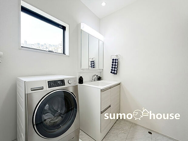 【洗面化粧台】使い勝手の良い三面鏡付きの洗面化粧台を採用。髪のセットやお化粧もストレスなくこなせ、朝から気分良く通勤通学に向かえそうですね！鏡の裏にはたっぷりと収納スペースを標準装備！(家具等はCGです)